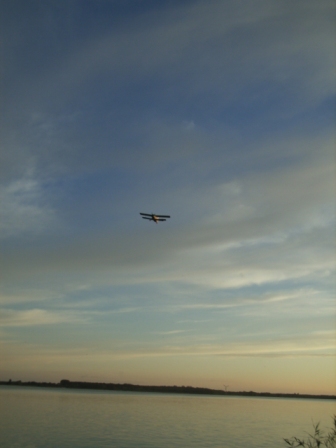 o.k.: Flugzeug sehr klein, aber dafr ein schner Abendhimmel